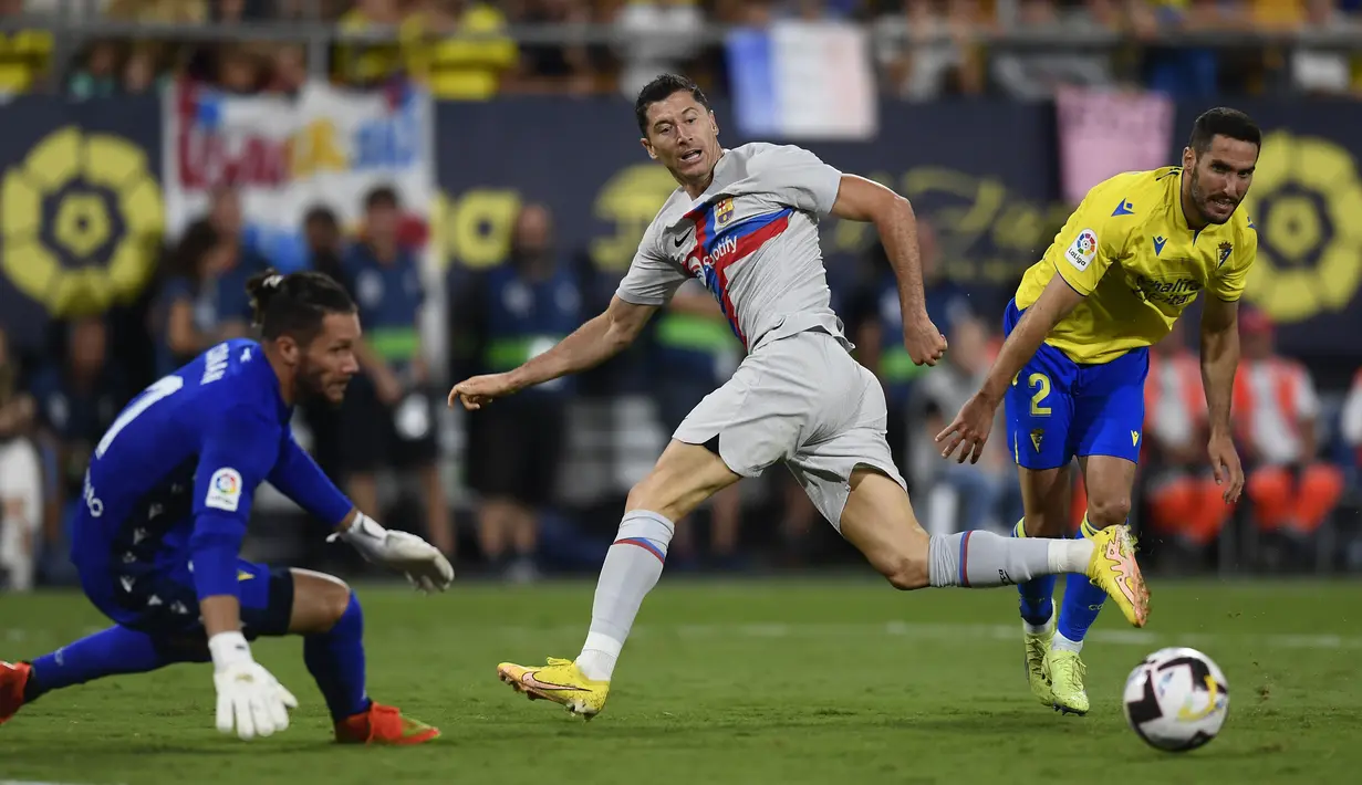 Lewandowski juga memberi assist untuk gol Ansu Fati pada menit ke-86 dan Ousmane Dembele menit ke-90+2. Total, Lewandowski terlah terlibat dalam 11 gol pada enam pertandingan bersama Barcelona di semua ajang. Rinciannya, sembilan gol dan dua assist. (AP Photo/Jose Breton)