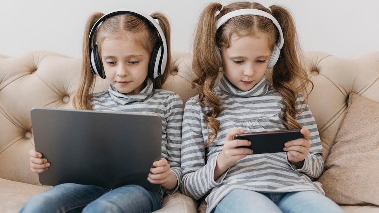 Ilustrasi Anak Bermain Gadget