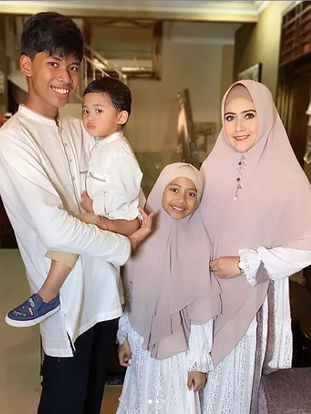 Meggy Wulandari bersama anaknya Rifky Delta