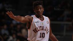 Pemain Pelita Jaya, Wayne Bradford Lyndon berkoordinasi dengan rekan setimnya Satria Muda pada laga Perbasi Cup 2017 di Sports Mall, Kelapa Gading, Jakarta, (10/11/2017). Pelita Jaya menang 82-77.  (Bola.com/Nick Hanoatubun)