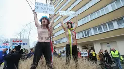 Dua orang wanita tersebut adalah anggota dari aktivis Femen yang biasa melakukan aksi protes sambil bertelanjang dada, Brussel, Senin (20/2). (AFP Photo/ JOHN THYS)