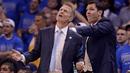 Pelatih Warriors, Steve Kerr (kiri) dan asisten Luke Walton mendampingi timnya berlaga melawan OKC Thunder  pada lanjutan final wilayah barat NBA Playoffs 2016 di Chesapeake Energy Arena, Oklahoma City, (29/5/2016) WIB. (Mark D. Smith-USA TODAY Sports)