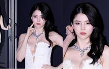 Cantik Bak Bidadari, Intip Gaya Han So Hee Pakai Gaun Belahan V Neck di Acara Boucheron