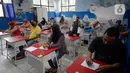 Orang Tua Siswa SDN Serua 3 kelas 2 dan 3 mendengarkan pengarahan guru tentang tata cara belajar mengajar online tahun ajaran baru serta pembagian buku gratis di Bukit, Ciputat, Tangerang Selatan, Banten, Rabu (15/7/2020). (merdeka.com/Dwi Narwoko)