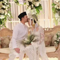 Rona bahagia memang tengah dirasakan Whulandary dan Nik Ibrahim di hari pernikahannya. Terlihat saat keduanya memamerkan buku nikah ke kamera, dan juga saat Nik mencium kening istrinya. Selamat berbahagia Nik dan Whulandary. (Instagram/thecrownspotlight)