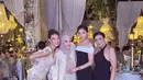 Patricia Gouw tampil bak model dengan kebaya modifikasi berlengan pendek warna cokelat nude. Dipadu dengan kain Batik berwarna gelap dan heels emas [@chafrederica]