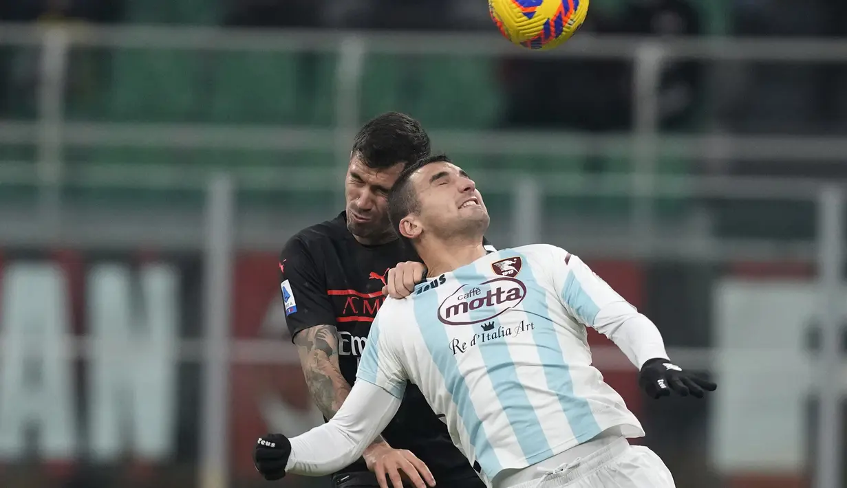pada pertandingan Liga Serie A Italia di stadion San Siro, di Milan, Italia (4/12/2021). Hasil ini membuat AC Milan untuk sementara berada di puncak klasemen dengan 38 poin. (AP Photo/Antonio Calanni)