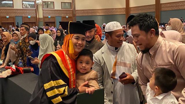 Oki Setiana Dewi Wisuda