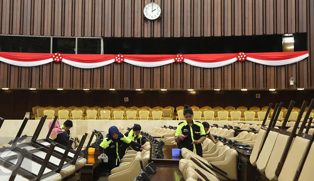 Pekerja membersihkan meja Ruang Rapat Paripurna I, Gedung Kura-Kura di Komplek Parlemen, Senayan, Jumat (24/2). Raja Arab Saudi Salman bin Abdul Aziz dijadwalkan akan berkunjung ke Gedung DPR/MPR pada 2 Maret 2017. (Liputan6.com/Johan Tallo)