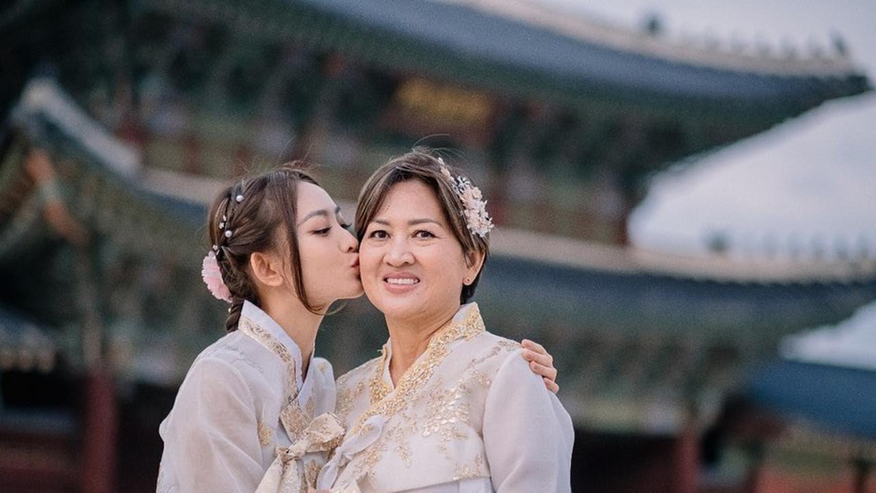 7 Pemotretan Natasha Wilona dan Bundanya yang Tampil Kompak Pakai Hanbok