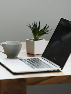 Di zaman modern seperti sekarang, banyak pekerja yang mengalami tekanan selama jam kerja terutama saat menghadapi tugas yang monoton atau deadline ketat (Sumber: Pexels.com)