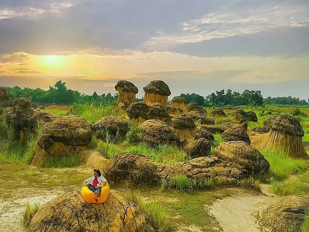 Pesona Wisata Bebatuan Berbentuk Jamur di Gresik - Surabaya