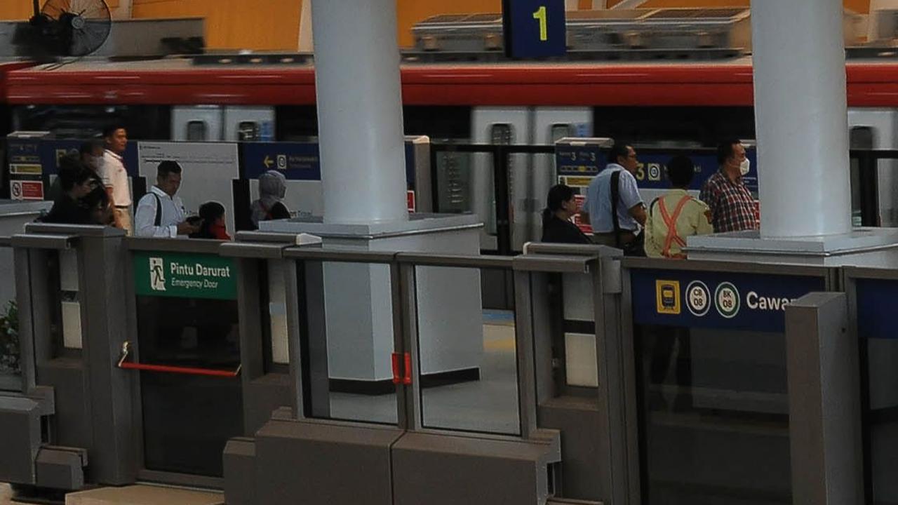 Bagi masyarakat yang akan menikmati LRT Jabodebek, tarif sebulan pertama operasionalnya sebesar Rp5.000 per orang untuk perjalanan jauh maupun dekat.