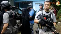 Selain mencari barang bukti, Densus 88 bersama personel Brimob Subdetasemen 3/B Banyumas dan Polres Banyumas mengamankan istri siri Anton, Sifa Al Islam. Polisi juga mengamankan mertua Anton, Bella Mao Bollang (Liputan6.com/Kontributor Banyumas).