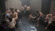 Warga mandi uap di pemandian tradisional Turki (Hammam) setelah kembali dibuka untuk umum menyusul kemudahan pembatasan lockdown di Sanaa, Yaman, Rabu (19/8/2020). (AP Photo/Hani Mohammed)