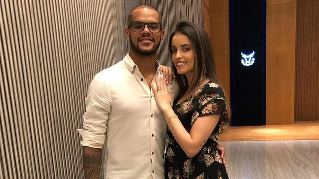 Jarang Tersorot, Ini 6 Potret Mesra David da Silva dengan Sang Istri