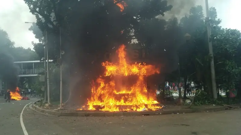 Pos polisi di Monas, depan Patung Kuda, Medan Merdeka Barat, Jakarta, dibakar demonstran tolak Omnibus Law