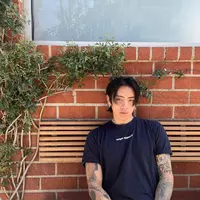 DPR Ian tampil mencuri atensi saat kenakan kaos brand lokal ratusan ribu. [@dprian].