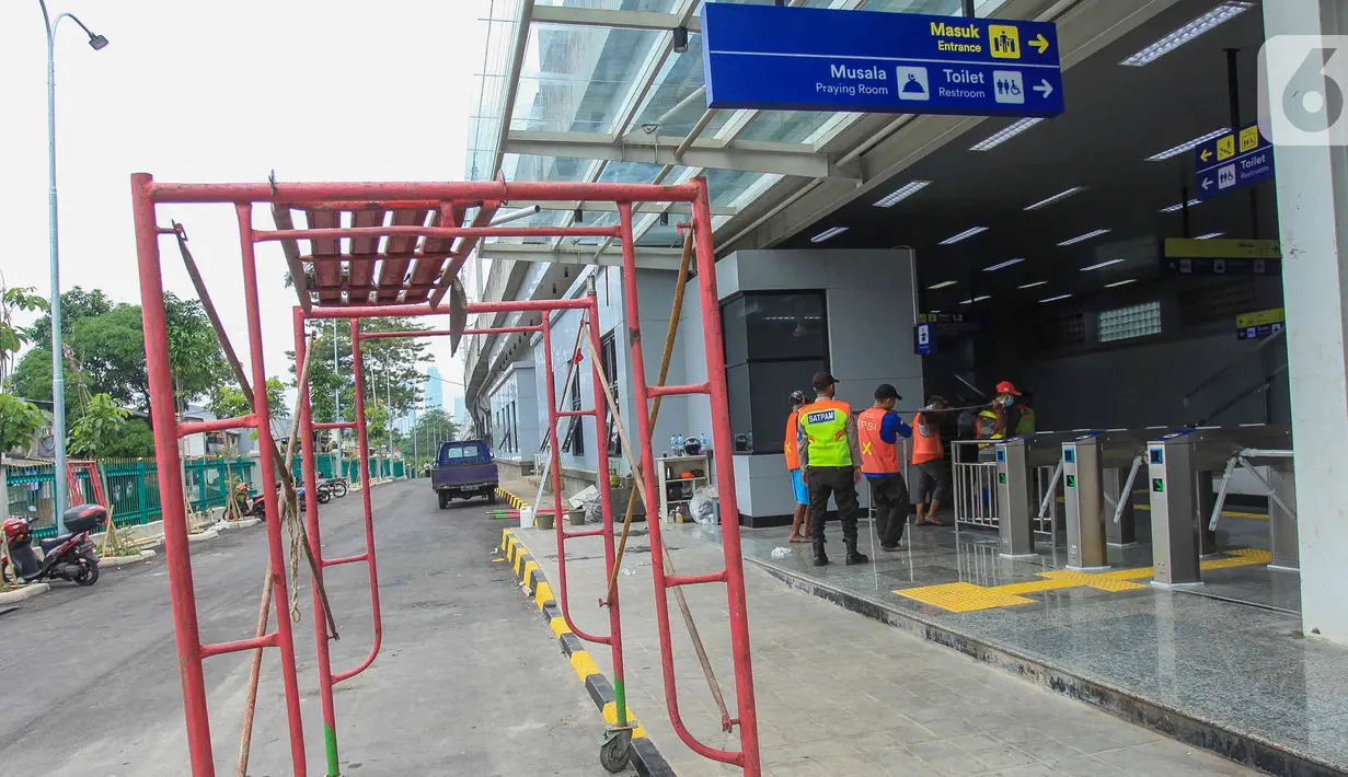 Suasana area depan Stasiun Matraman, Jakarta, Senin (13/6/2022). PT KAI Commuter akan kembali mengoperasikan Stasiun Matraman yang berada di antara lintas Stasiun Manggarai dan Stasiun Jatinegara. (Liputan6.com/Herman Zakharia)
