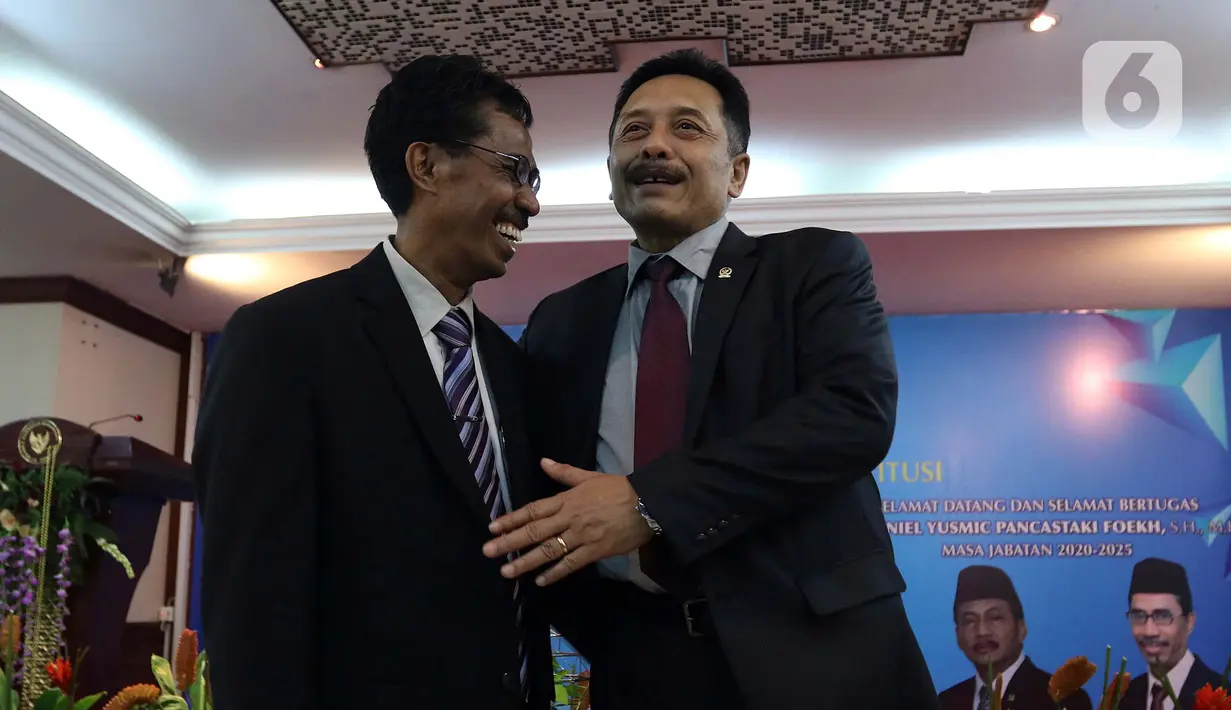 Hakim MK Daniel Yusmic Pancastaki Foekh (kiri) bersama I Dewa Gede Palguna foto bersama saat acara Pisah Sambut Hakim MK di Gedung MK, Jakarta, Selasa (7/1/2020). I Dewa Gede Palguna yang sudah berakhir masa tugasnya digantikan oleh Daniel Yusmic sebagai Hakim MK. (Liputan6.com/Johan Tallo)