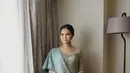 Mengaku pertama kali kenakan kebaya, Chen Giovani tetap terlihat menawan dengan kebaya full payet. Kebaya full payet ini dipadukan dengan songket sutra berwarna senada. [@chengiovanis]