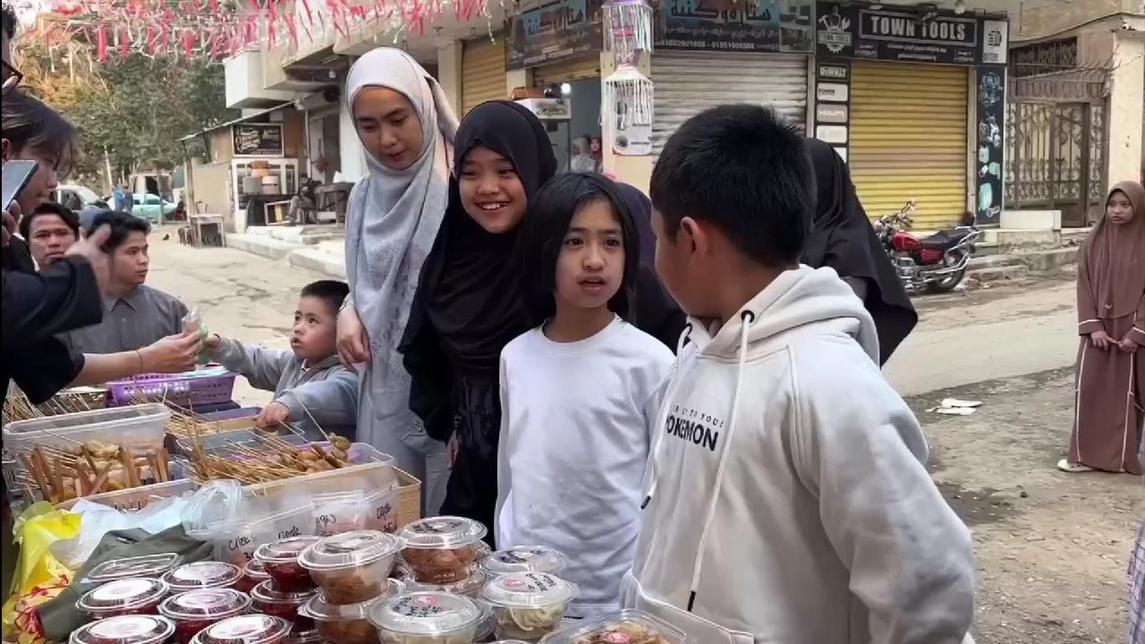 4 Potret Oki Setiana Dewi Asyik Berburu Takjil di Mesir Bareng Anak-Anaknya, Bantu Kurangi Kangen dengan Makanan Indonesia
