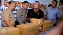 Pembukaan surat suara Pilkada DKI Jakarta 2017 dilaksanakan di Gudang Logistik KPU Jakarta Pusat, Jakarta, Senin (24/1). Pembukaan surat suara itu dilaksanakan oleh KPU Jakpus, Bawaslu Jakpus, dan Wali Kota Jakpus. (Liputan6.com/Gempur M Surya)