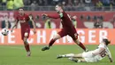 Bek Flamengo, Filipe Luis berusaha merebut bola yang dibawa gelandang Liverpool, Jordan Henderson selama pertandingan final Piala Dunia Antarklub 2019 di Stadion Internasional Khalifa di Doha, Qatar (22/12/2019). Liverpool menang 1-0 atas Flamengo. (AP Photo/Hassan Ammar)