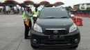Polisi memeriksa kendaraan di Gerbang Tol Palimanan, Jakarta, Jumat, (7/5/2021). Gerbang Tol Palimanan sepi karena adanya kebijakan larangan mudik Lebaran pada tanggal 6-17 Mei 2021 untuk memutus penyebaran COVID-19. (merdeka.com/Imam Buhori)