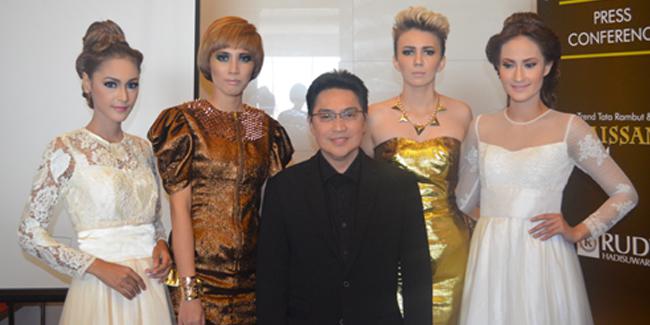 Rudy Hadisuwarno bersama para model