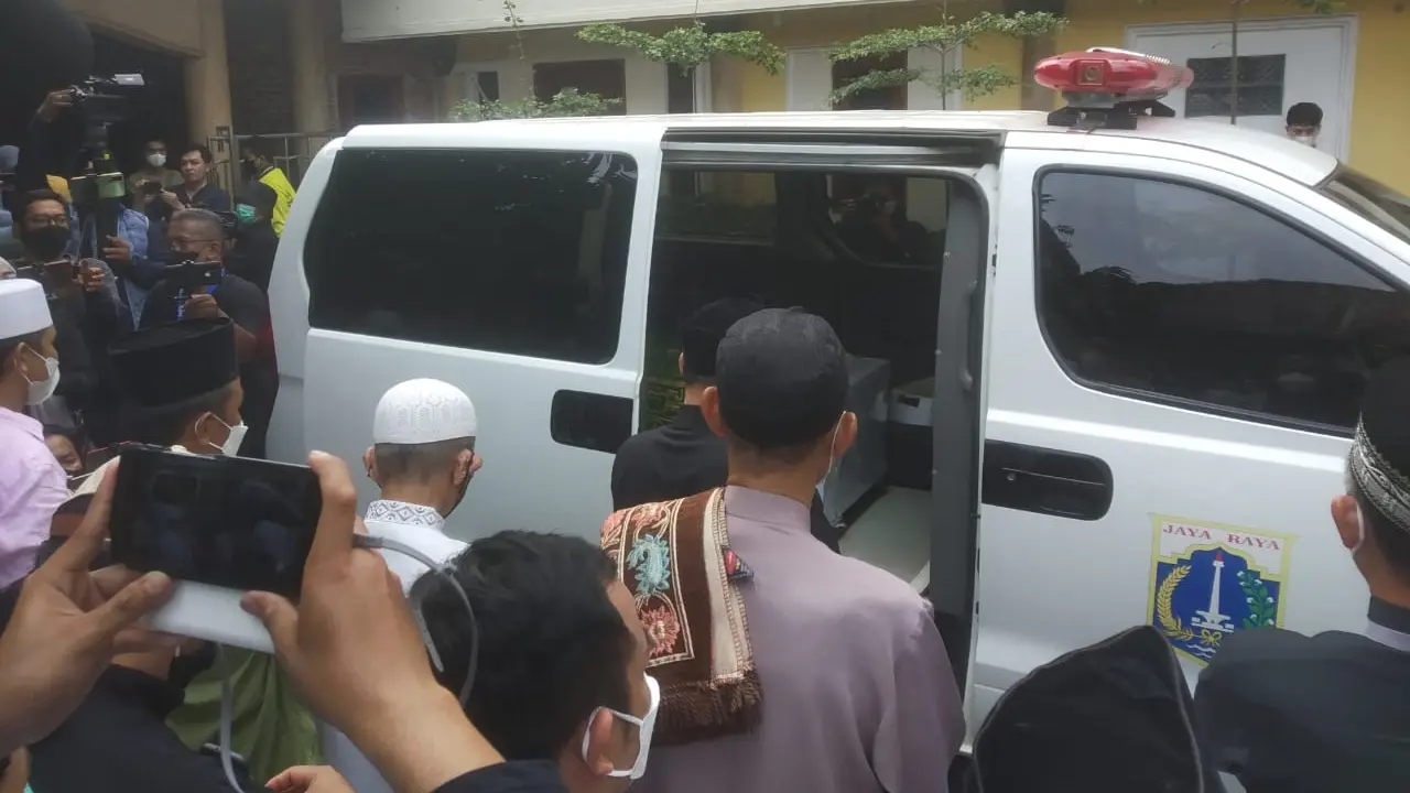 Jenazah Dorce Gamalama tetap disalatkan di dalam mobil karena protokol Covid-19 (Liputan6.com/ Sapto Purnomo)