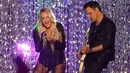 Penampilan penyanyi Carrie Underwood saat membawakan lagu "Cry Pretty" pada acara CMT Music Awards 2018 di Nashville, Tennessee, Amerika Serikat, (6/6). (AP Photo/Mark Humphrey)