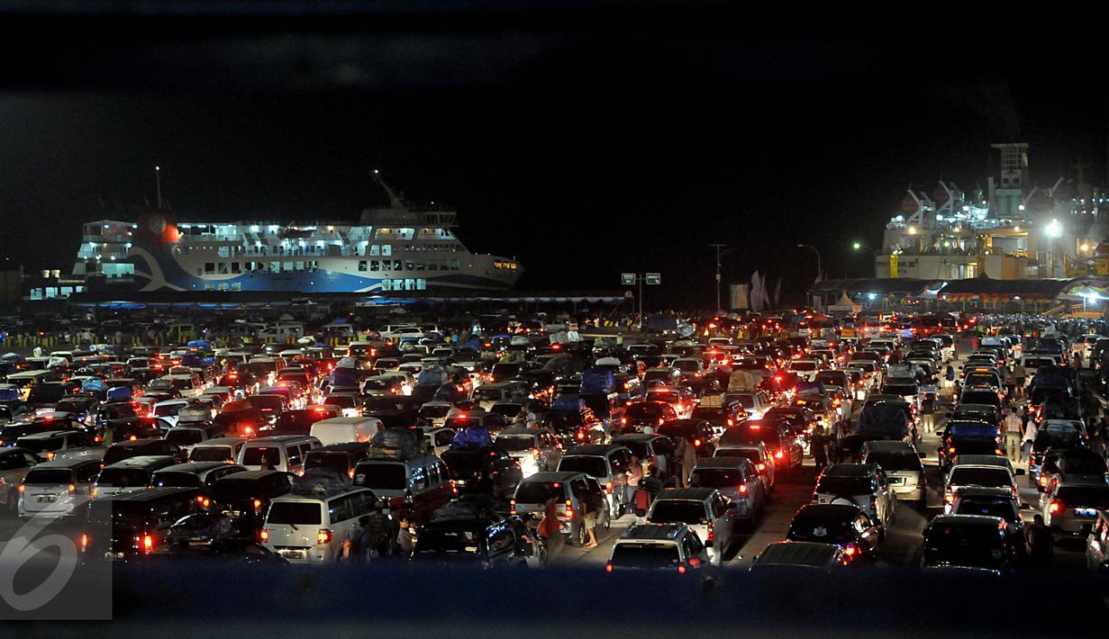 Ribuan pemudik mobil terlihat menumpuk di Pelabuhan Merak, Banten, Rabu (15/7/2015) dinihari. H-2 pemudik mulai memadati kawasan Pelabuhan Merak untuk menyeberang ke Pulau Sumatera melalui Pelabuhan Bakauheni Lampung. (Liputan6.com/Johan Tallo)