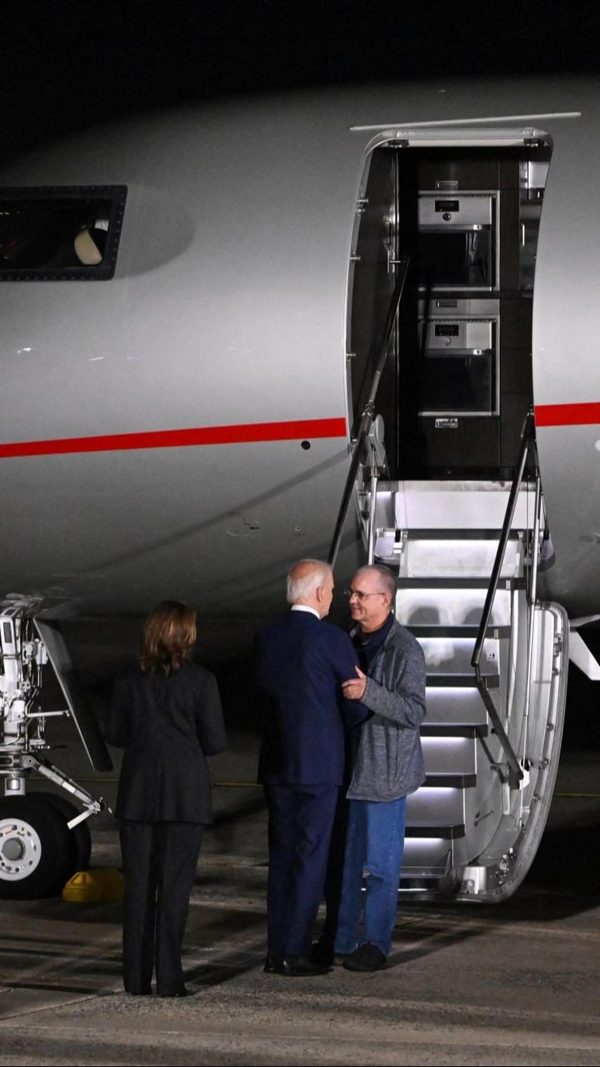 Di tempat itu terlihat Presiden Joe Biden dan Wakil Presiden Kamala Harris menunggu untuk menyambut mereka. Foto: ROBERTO SCHMIDT / AFP