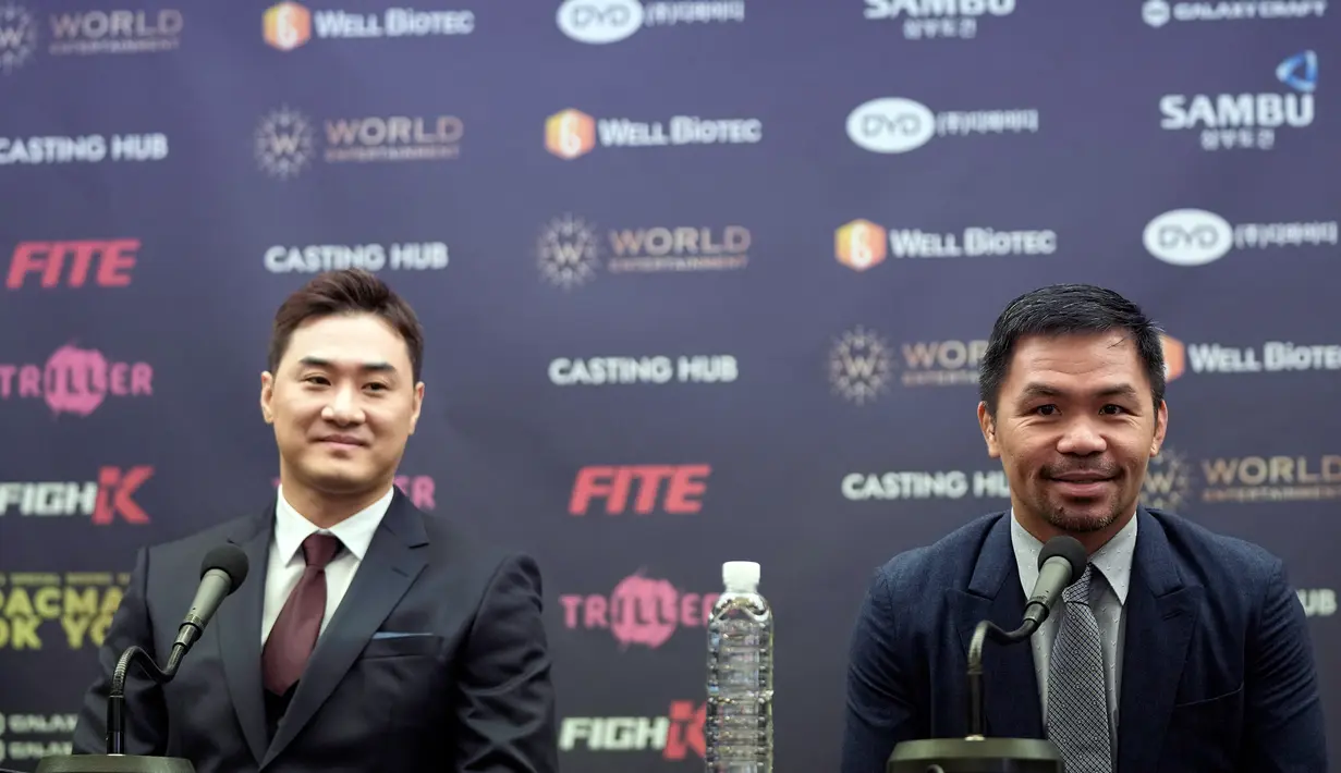 Politisi Filipina dan mantan petinju Manny Pacquiao (kanan) dan seniman bela diri Korea Selatan D.K. Yoo saat konferensi pers di Pusat Pers, Seoul, Korea Selatan, Selasa (11/10/2022). Pertandingan Manny Pacquiao dengan D.K. Yoo untuk mengumpulkan uang bagi Ukraina yang sedang dilanda perang. (AP Photo/Ahn Young-joon)