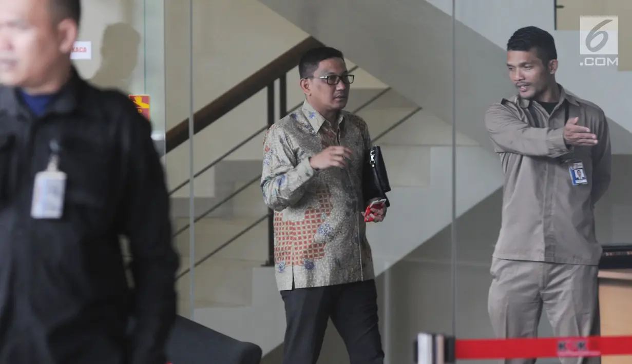 Mantan anggota DPR periode 2009-2014, Abdul Malik Haramain usai diperiksa di KPK, Jakarta, Senin (9/7). Politisi PKB ini diperiksa sebagai saksi untuk tersangka Markus Nari terkait kasus dugaan korupsi proyek pengadaan E-KTP. (Merdeka.com/Dwi Narwoko)