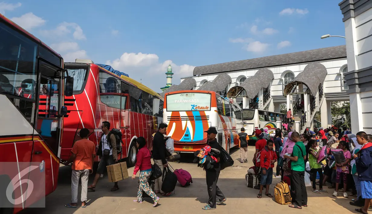 Sejumlah pemudik memadati terminal bus antar provinsi Rawamangun, Jakarta, Rabu (15/7/2015). Pemudik yang berangkat dari Rawamangun meningkat hingga 15 persen. (Liputan6.com/Faizal Fanani)