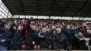 Suporter Stoke City merayakan kemenangan atas Manchester City pada Lanjutan Liga Premier Inggris di Stadion Britania, Sabtu (5/12/2015).  (Reuters/Carl Recine)