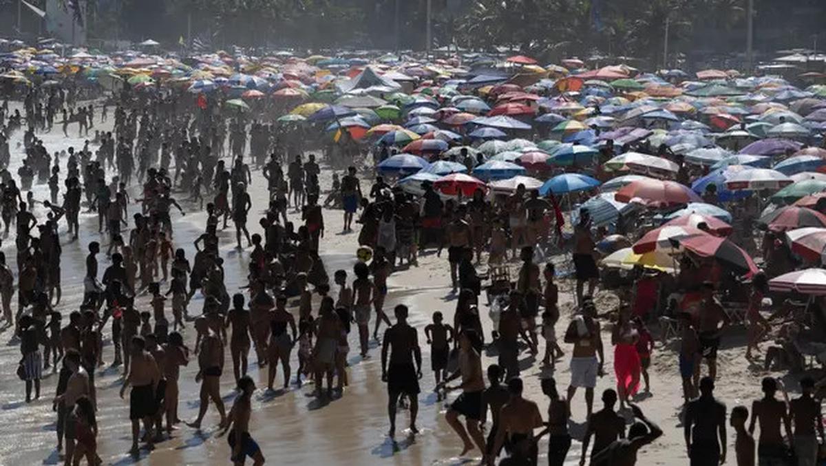 Cuaca Panas, Ribuan Orang Serbu Pantai Copacabana Brasil