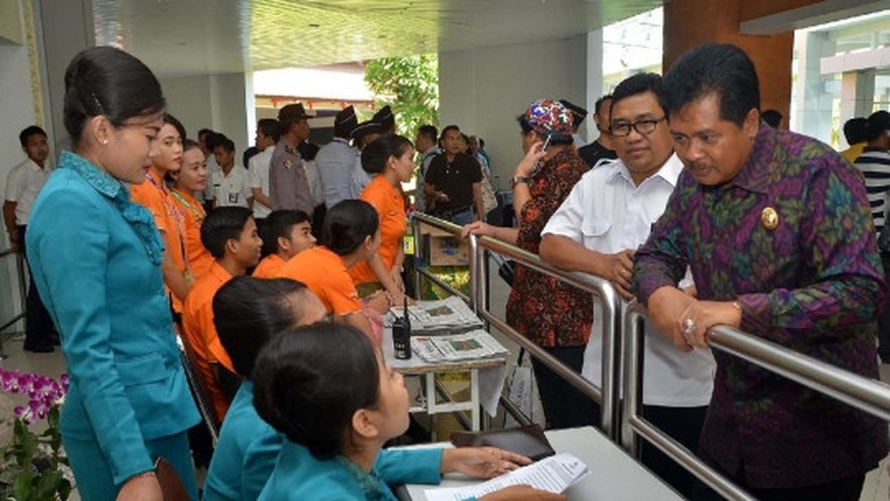 Wagub Bali tengok ribuan penumpang terlantar di Bandara Ngurah Rai