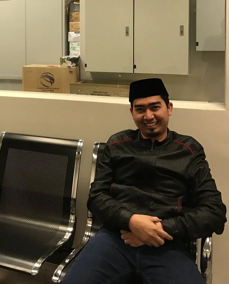 Penampakan Ustaz Solmed saat ditahan di bandara Changi (Twitter)