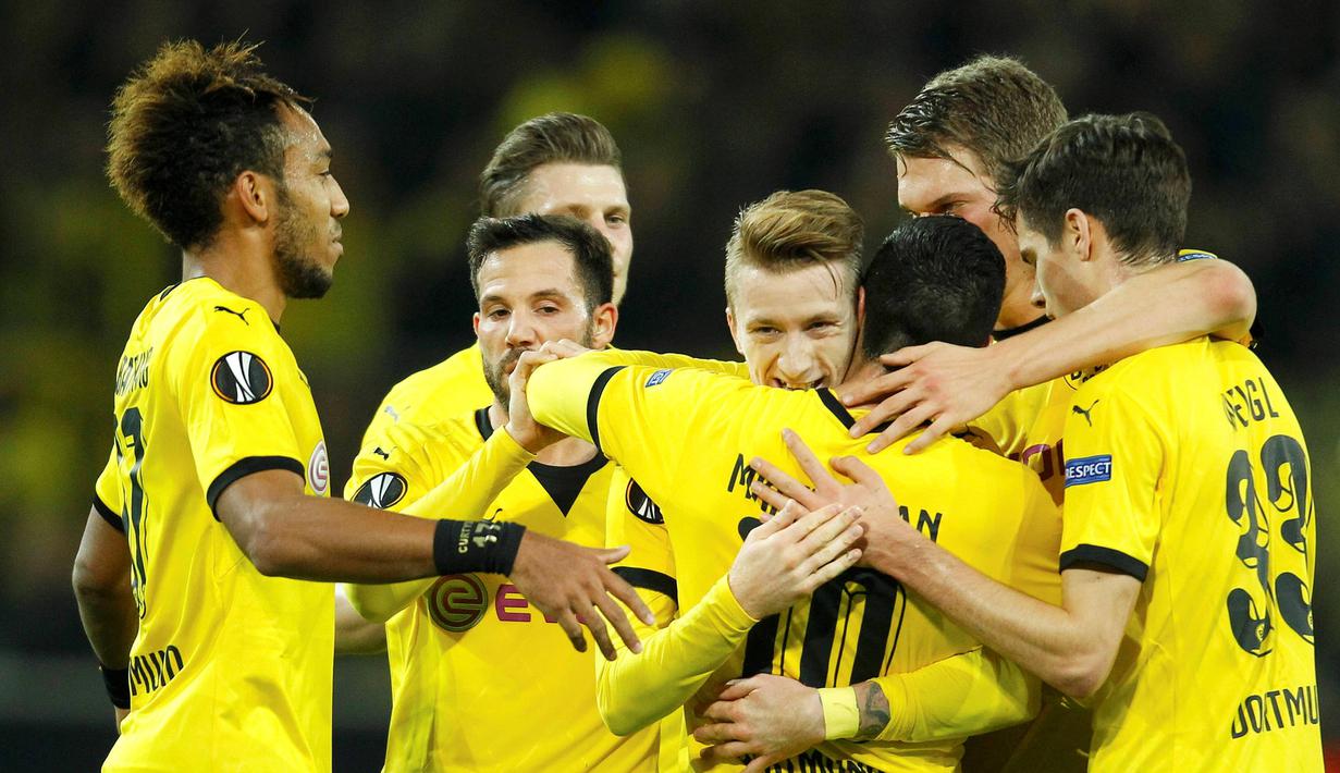 Pemain Borussia Dortmund merayakan gol yang dicetak Marco Reus ke gawang FK Qabala dalam lanjutan Grup C Liga Europa di Stadion Signal Iduna Park, Dortmund, Jerman, Jumat (6/11/2015) dini hari WIB. (Reuters/Ina Fassbender)