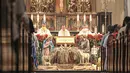 Pastor memimpin pelaksanaan Misa Natal di Gereja Katedral, Jakarta, Minggu (25/12/2022). Tema Natal yang diusung Gereja Katedral Jakarta tahun ini adalah 'Pulanglah Mereka ke Negerinya Melalui Jalan Lain'. (Liputan6.com/Faizal Fanani)