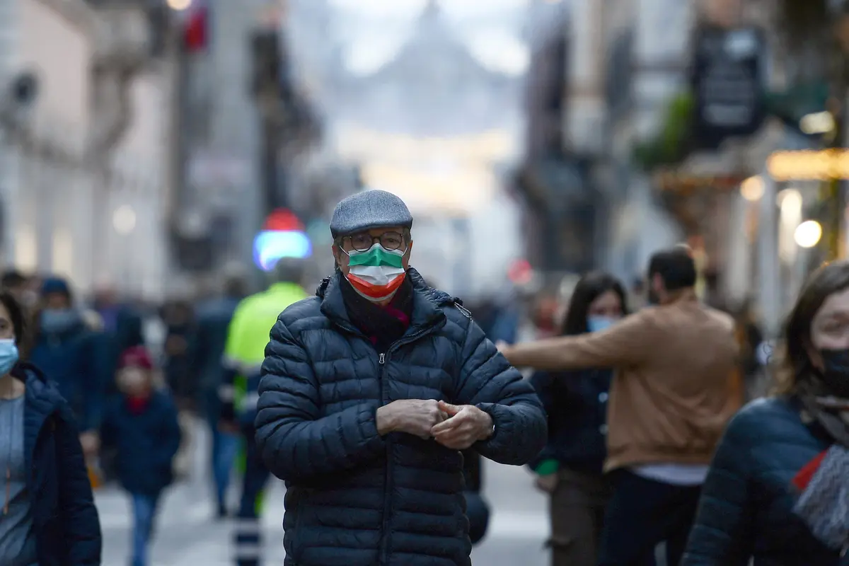 Italia Kembali Mewajibkan Penggunaan Masker di Luar Ruangan