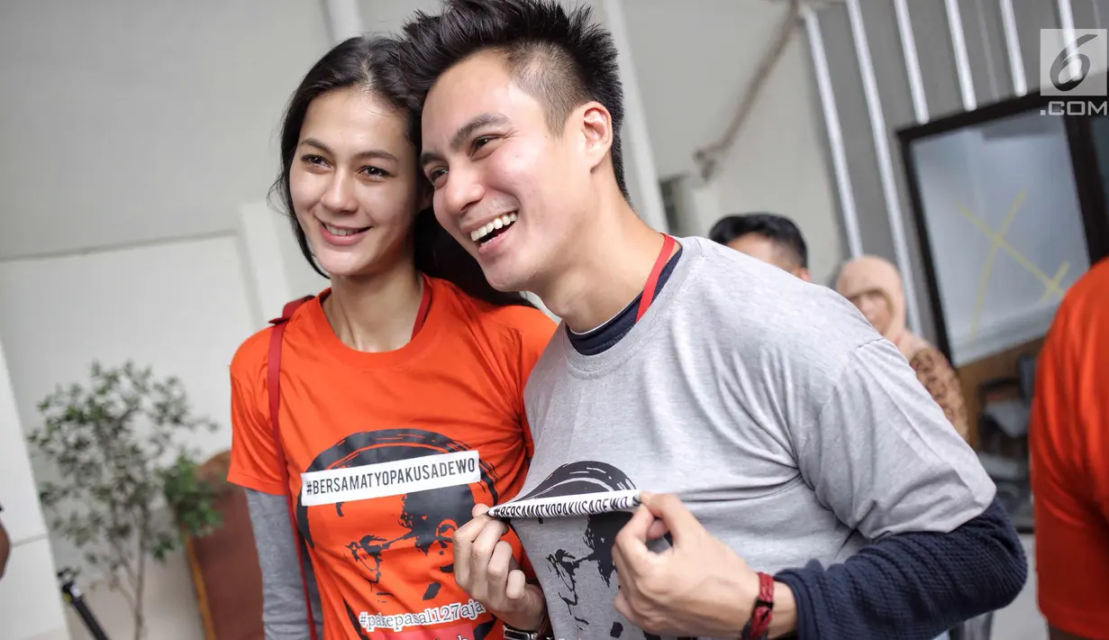Pasangan Baim Wong dan Paula Verhoeven hadir memberikan dukung kepada Tio Pakusadewo dalam sidang lanjutan pembacaan pledoi di Pengadilan Negeri Jakarta Selatan, Jalan Ampera Raya, Jakarta, Kamis (28/6). (Liputan6.com/Faizal Fanani)