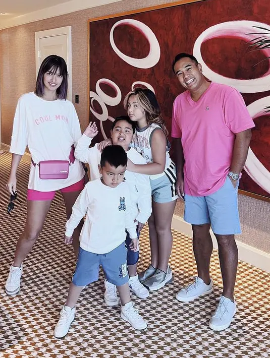 <p>Menghabiskan waktu liburan di Amerika bersama anak dan suaminya, Nia tampil santai dengan oversize tshirt putih dipadukan bike pants pink dan sneakers putih. Dimaksimalkan denganwaist bag pinknya.&nbsp;@ramadhaniabakrie</p>