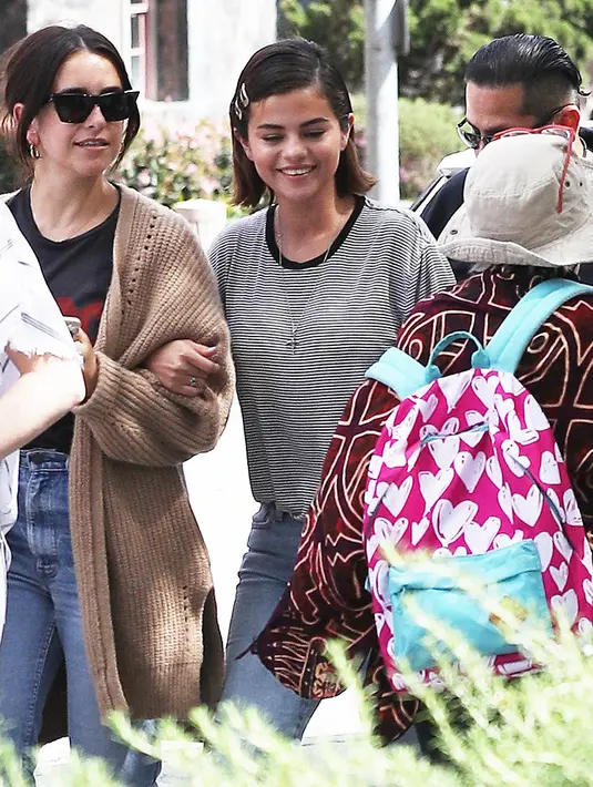 Nah! Ini penampilan Selena Gome saat hadir di Mach Four Our Lives. (PAP NATION/SPLASHNEWS/HOLLYWOODLIFE)