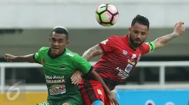 Gelandang PS TNI M Kasim Slamat (kiri) berebut bola dengan pemain Persiba Marlon Da Silva de Moura pada laga lanjutan Liga 1 Indonesia di Stadion Pakansari, Kab Bogor, Jumat (5/5). Laga kedua tim berakhir imbang 1-1. (Liputan6.com/Helmi Fithriansyah)