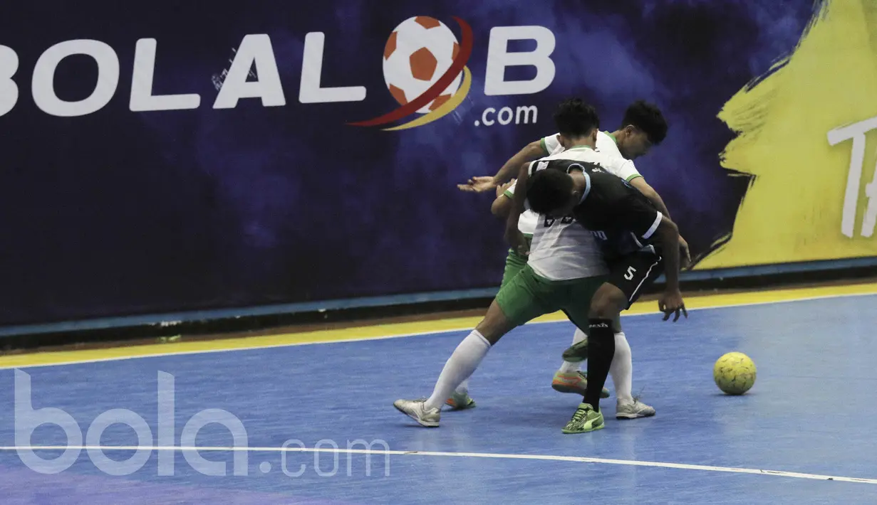 Pemain BJL 2000 Shiba, M Zakariyya, berusaha melewati pemain Vamos Mataram. Pertandingan yang ketat dan sengit membuat kedua tim bermain hingga babak tambahan.  (Bola.com/M Iqbal Ichsan)