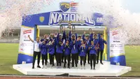 CEO & Founder DBL Indonesia, Azrul Ananda, berfoto bersama 16 pelajar berstatus juara pada Energen Champion SAC Indonesia National Championship yang akan diberangkatkan ke Australia mengikuti training camp. (Ist)
